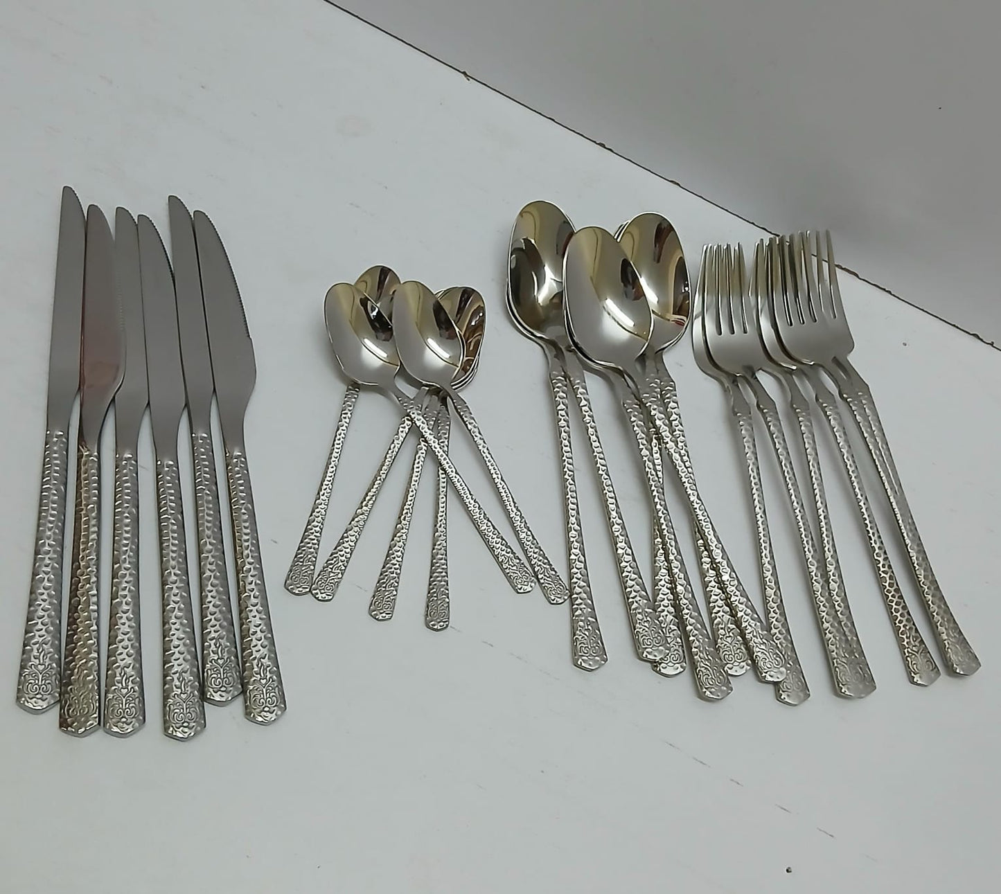 24pcs Luxury cutlery set stainless steel.