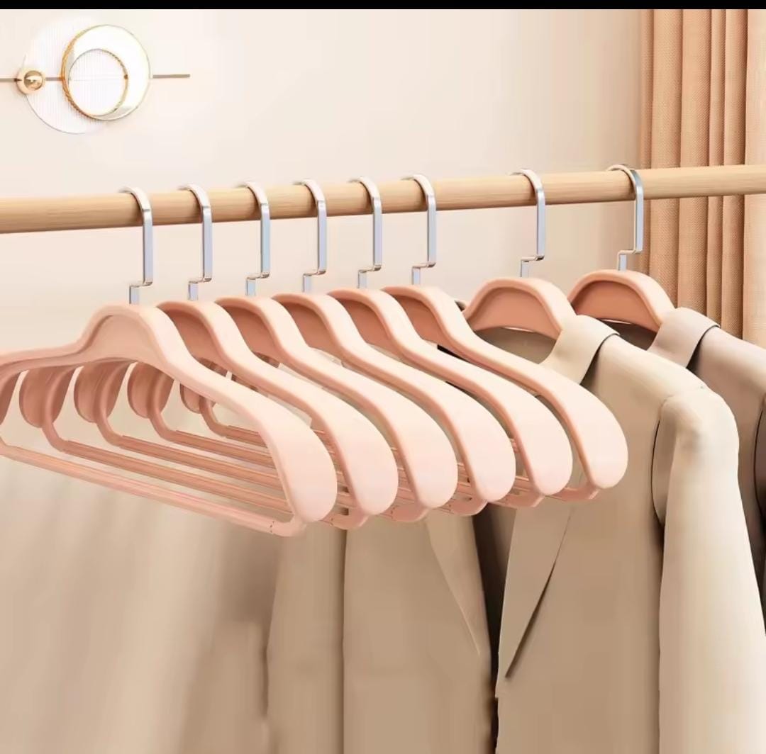 Thickened nonslip plastic hangers.