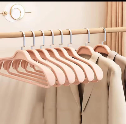 Thickened nonslip plastic hangers.