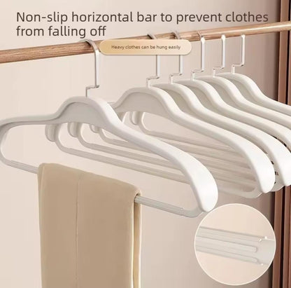 Thickened nonslip plastic hangers.