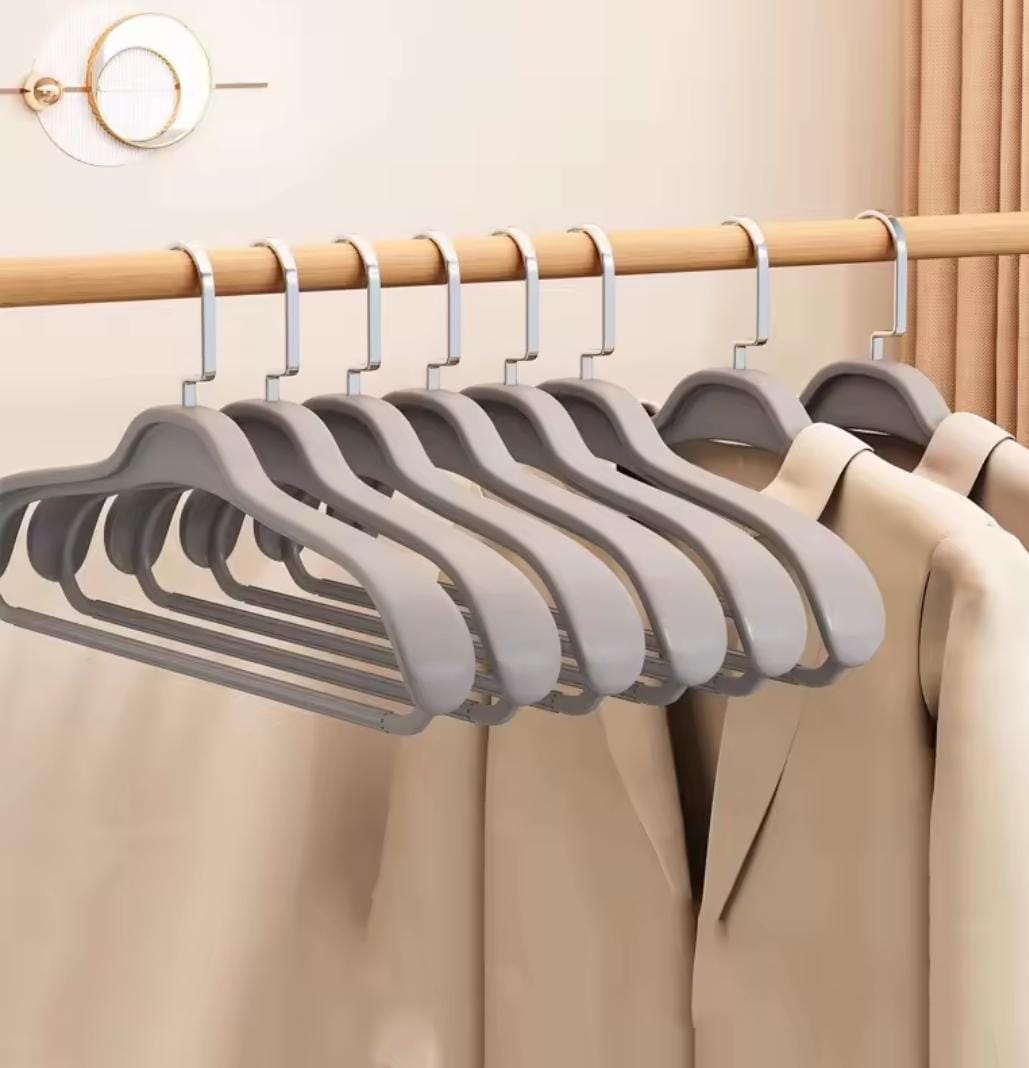 Thickened nonslip plastic hangers.