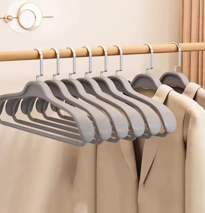 Thickened nonslip plastic hangers.