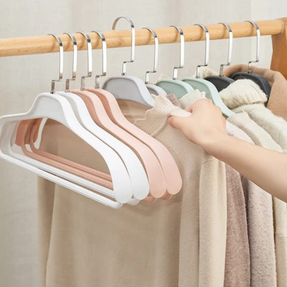 Thickened nonslip plastic hangers.